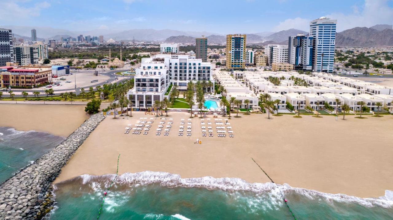 Palace Beach Resort Ель-Фуджайра Екстер'єр фото Aerial view of the hotel